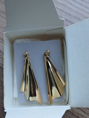 1987 Vintage Gold Tone Earrings By Avon Nib